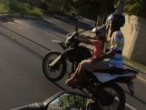 Kleinkind lernt Motorradfahren