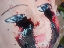 Figur des Jesuskindes weint Blut