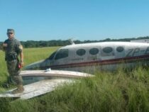 Motor fängt beim Start Feuer: Flugzeug mit Politkern an Bord muss notlanden