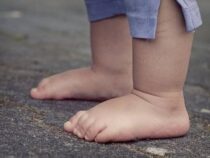 Kinder sollen barfuß laufen