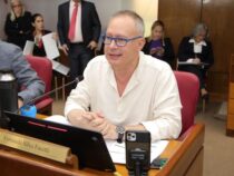 Fernando Silva Facetti legt sein Mandat 30 Tage vor Ende der Legislaturperiode nieder