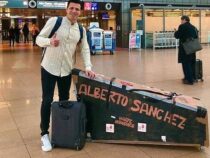 Anna R. mit einem paraguayischen Harfenist auf Tournee