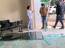Glück im Unglück: 9-jähriger Junge fährt mit Auto und beschädigt Krankenhaus