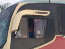 Steinschlag tötet Passagierin und verletzt Busfahrer schwer