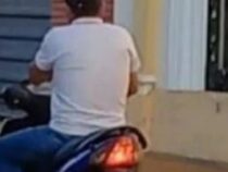 Exhibitionist auf dem Motorrad unterwegs