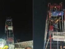 Frau stürzt fast vom Riesenrad