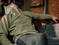 Acht Stunden Schlaf und gesunde Bindungen: Die Schlüssel zur Stärkung der psychischen Gesundheit