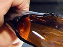 Aggressive Frau verletzt ihren Mann mit einer zerbrochenen Glasflasche