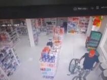 Spiderman überfällt Apotheke