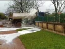 Aus Protest tausende von Liter Milch verschüttet