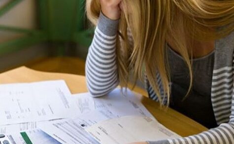 Zinswende und Kaufkraftverlust: Verzugsquoten bei Konsumkrediten steigen im zweiten Quartal auf 5,3 %