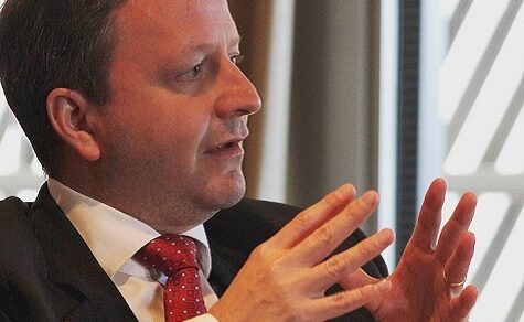 Fernández Valdovinos verteidigt die Makroökonomie, räumt jedoch ein, dass die Auswirkungen nicht in den Geldbeuteln der Bürger ankommen