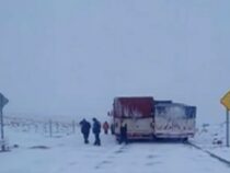 Intensiver Schneefall behindert LKW-Fahrer auf dem Weg nach Chile