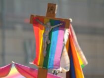 Vatikan lässt Transgender und Homosexuelle unter einer Bedingung als Taufpaten zu