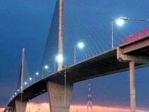 Solarpaneele beleuchten neue Brücke