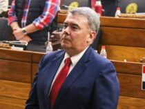 Ombudsmann angeblich beim Sex mit zwei Mitarbeiterinnen überrascht