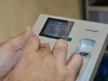 Freigänge werden mit einer biometrischen Uhr kontrolliert