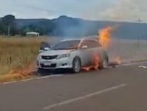 Fahrzeug eines Polizisten fängt Feuer und brennt vollständig aus