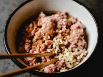 Warum Kinder bis zum 4. Lebensjahr kein Hackfleisch essen sollten