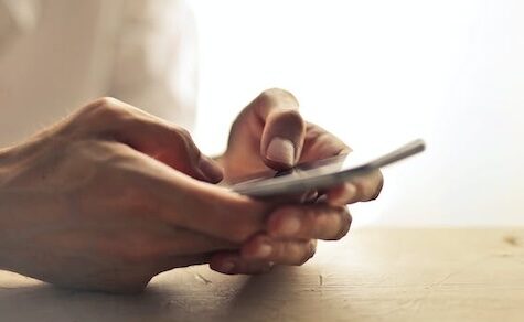 Sprung vom Balkon, weil seine Freundin sein Handy durchsuchte