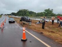 Aquaplaning: Arzt und Begleiter überleben wie durch ein Wunder spektakulären Unfall