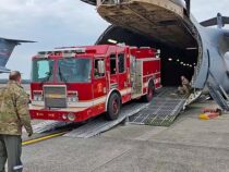 Lockheed C-5 Galaxy bringt Feuerwehrautos ins Land