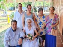 Eine Woche nach der Hochzeit Witwer