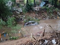 Auto von Wassermassen mitgerissen: eine Tote und ein vermisstes Kind