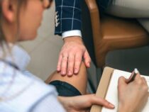 Lehrerin, die sexuelle Belästigung von fast 20 Schülerinnen angezeigt hat, wird bestraft