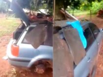 Böse Schwiegermutter: Mutter und ihre kleinen Kinder leben in einem Auto