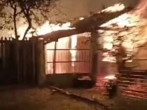 Frau entkam mit Verletzungen aus einem Haus, das ihr Ehemann in Brand gesteckt hatte