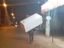 Ein Hulk als Dieb: Mit Leichtigkeit einen Kühlschrank geschultert