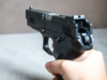 Zahlreiche Polizisten und Militärs in groß angelegten Waffenhandel verwickelt