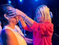 Spirituelle Heilerin, die mit dem Leben nach dem Tod kommuniziert, kommt nach Paraguay