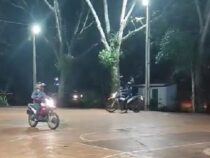 Junge deutsche Einwanderer nutzen einen Basketballplatz als Motocross-Strecke