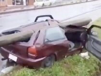 Offene Motorhaube führt zu Unfall