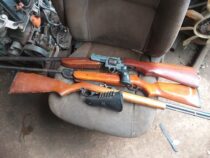 Sie suchten nach einem Fahrzeug und fanden ein Waffenarsenal
