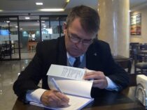 Oberst stellt Buch über regionale Weltraumkooperation vor