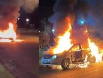 Auto fängt in voller Fahrt Feuer