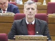 Ein Abgeordneter sitzt im Dunkeln