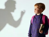 Lehrerin passiert nach 20 Dienstjahren ein “Ausrutscher“, der zur Suspendierung ihrer Tätigkeit führt