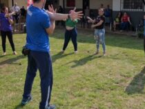 Sportliche Frauen hinter Gittern: Kicken, Laufen, Yoga