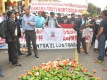 Landwirte werfen Tomaten und Paprika auf die Straße, um den Schmuggel zu verurteilen