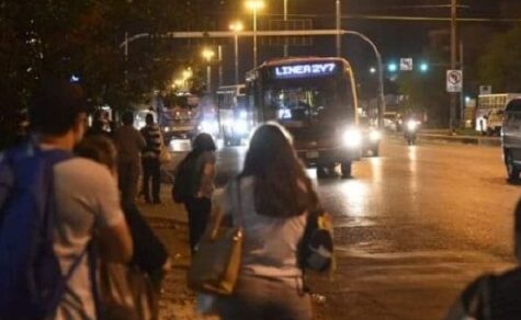 Das große Warten: Verkehrsbetriebe streiten Bus-Mangel ab, während Fahrgäste verzweifeln