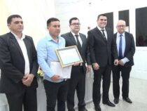 Tapferkeitsmedaille verliehen, nachdem ein Held ein Kind aus dem Brunnen rettete