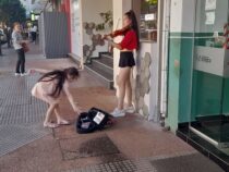 Mit der Geige auf der Straße unterwegs, um Studium zu finanzieren