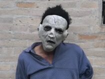 Als Horrorfigur maskiert versuchte Michael Myers ein Motorrad zu stehlen