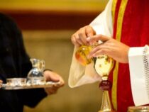 Inkohärentes Leben: Priester verliert sein Amt