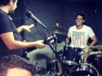 Torhüter mit Musiktalent in seinen Händen