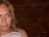 Lehrerin erwischt ihren Ehemann mit einem Transvestiten im Bett